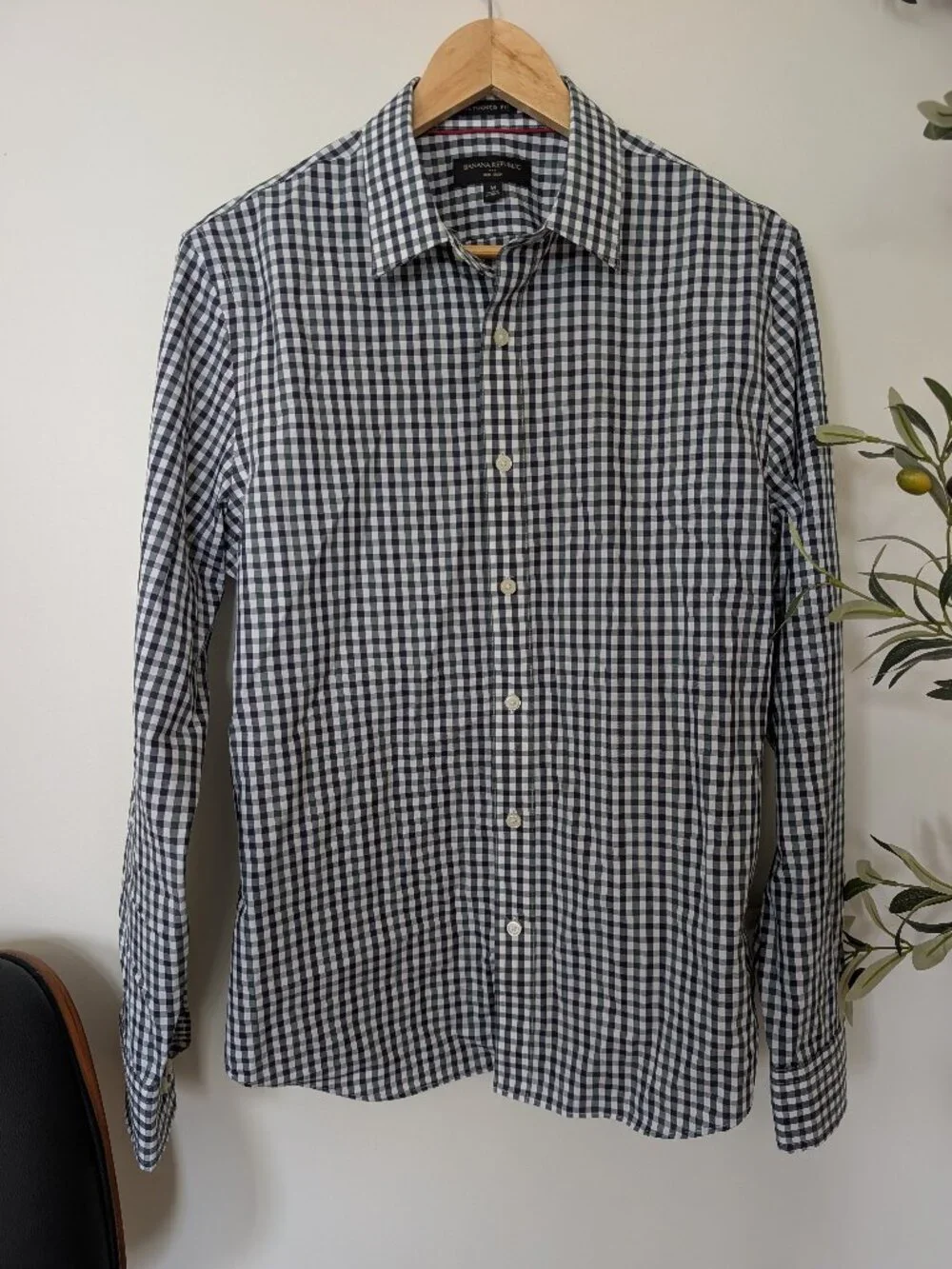 Banana Republic Men's Medium Untucked Fit Non-Iron Long Sleeve Shirt